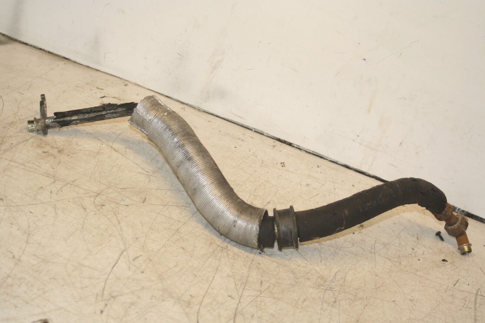 1988 BMW 735 7SERIES E32. AIR CON PIPE