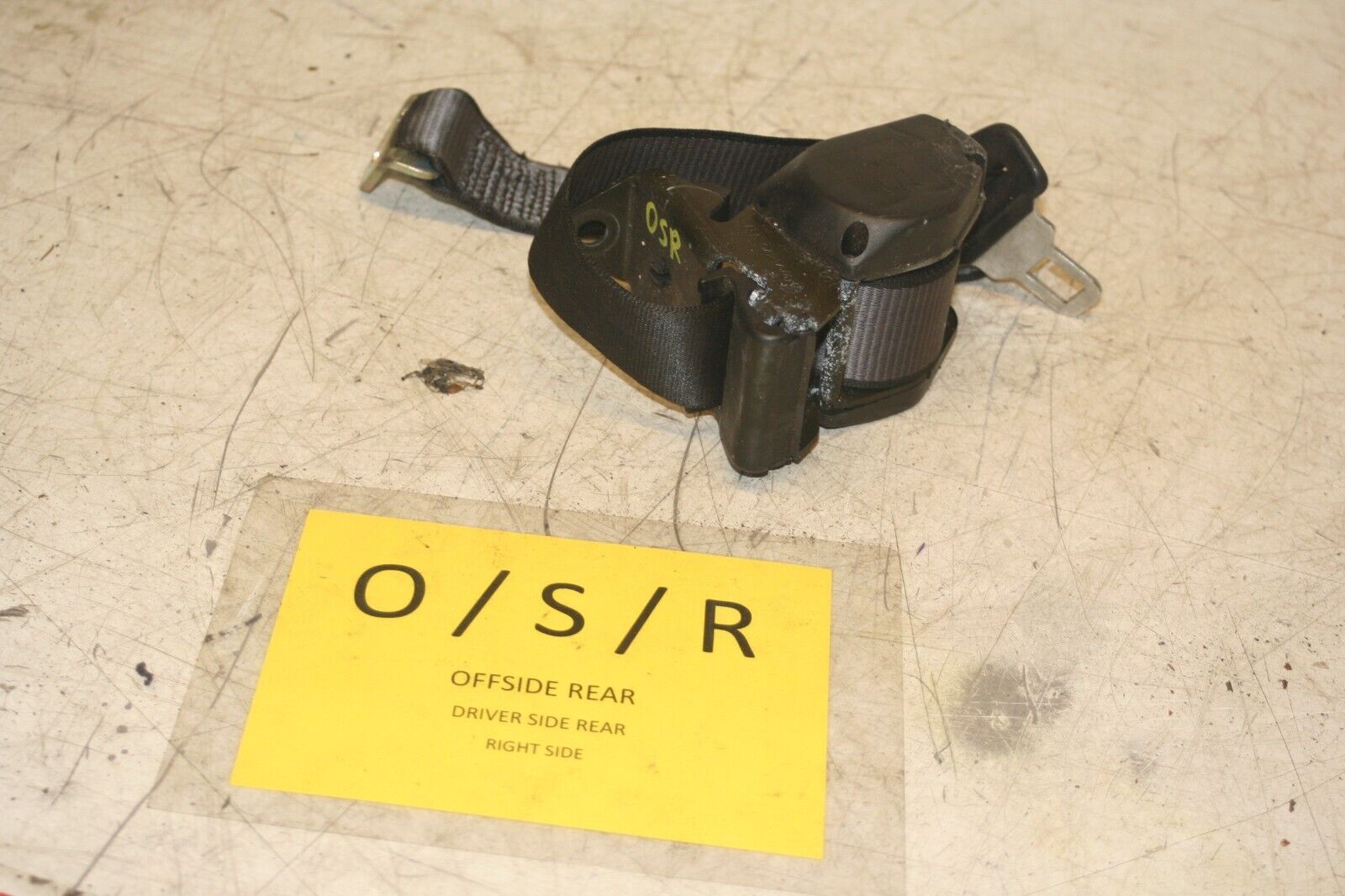 1988 BMW 735 7SERIES E32. DRIVER SIDE REAR SEATBELT - Image 2