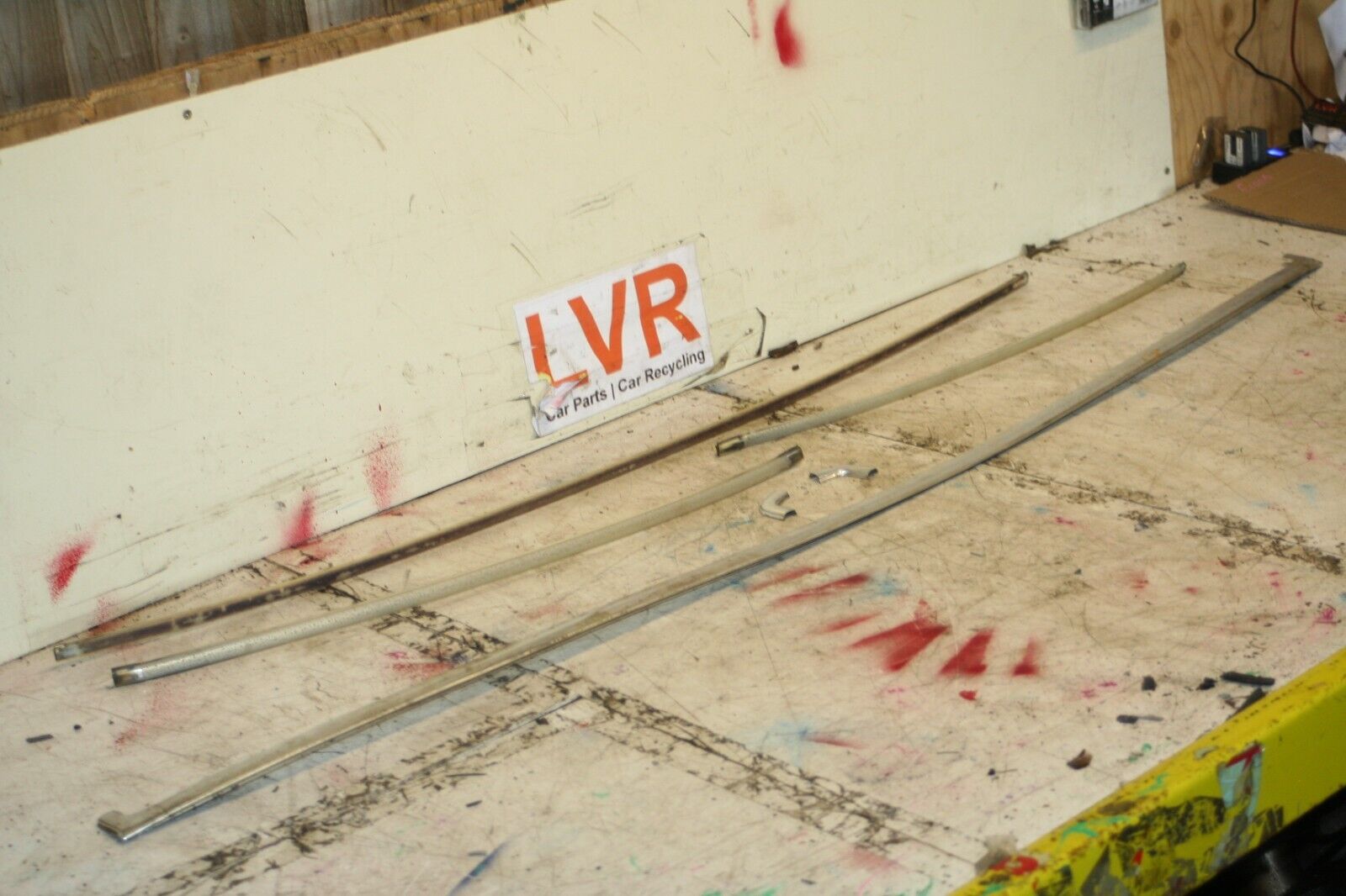 1988 BMW 525 E28. REAR WINDSCREEN CHROME TRIM PLASTIC - Image 2