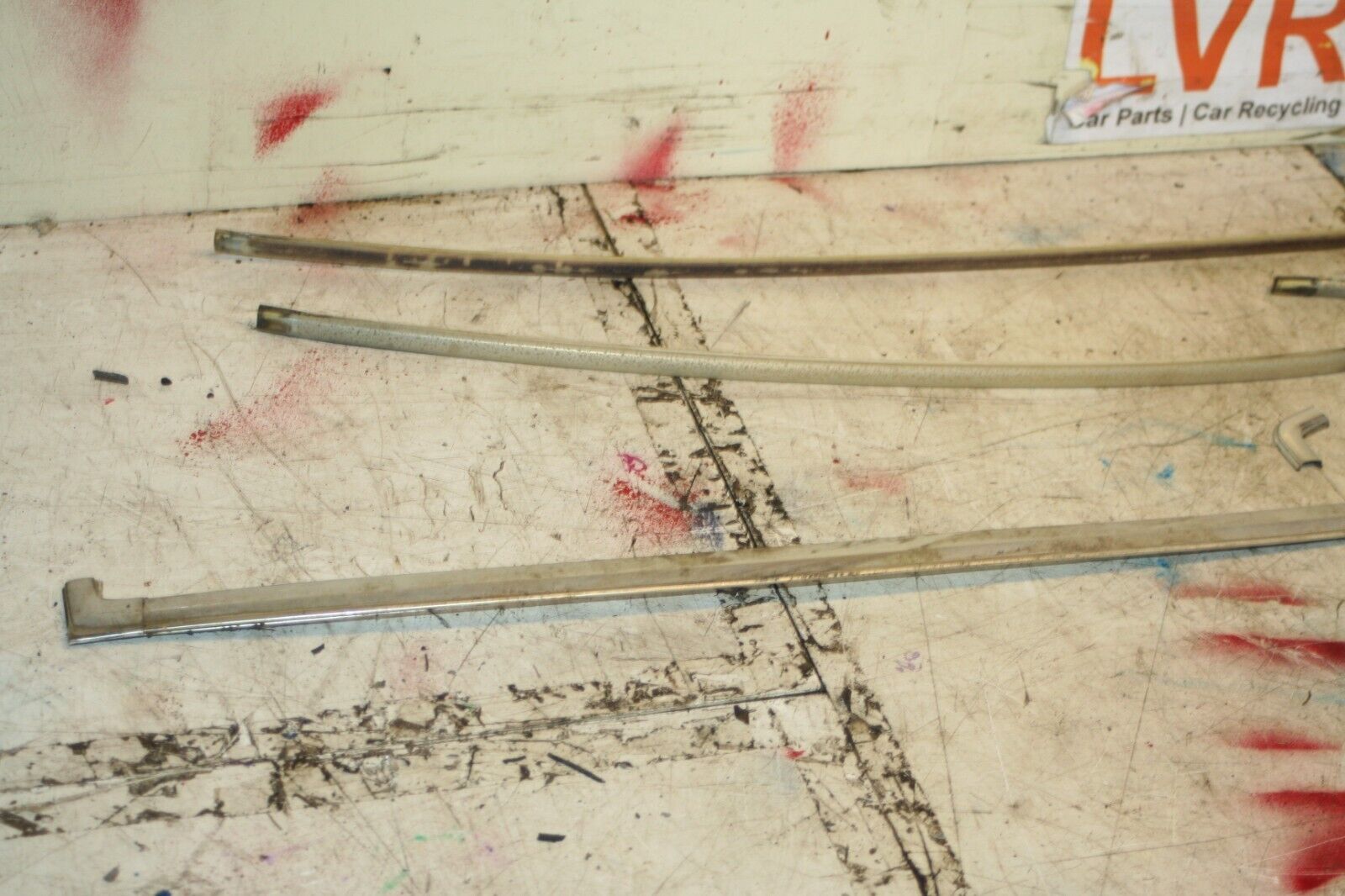 1988 BMW 525 E28. REAR WINDSCREEN CHROME TRIM PLASTIC - Image 3