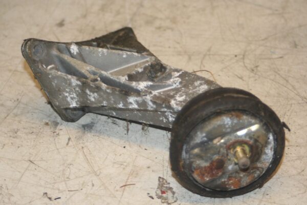 1988 BMW 735 7SERIES E32. ENGINE MOUNT BRACKET