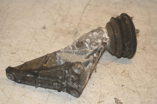 1988 BMW 735 7SERIES E32. ENGINE MOUNT BRACKET - Image 2