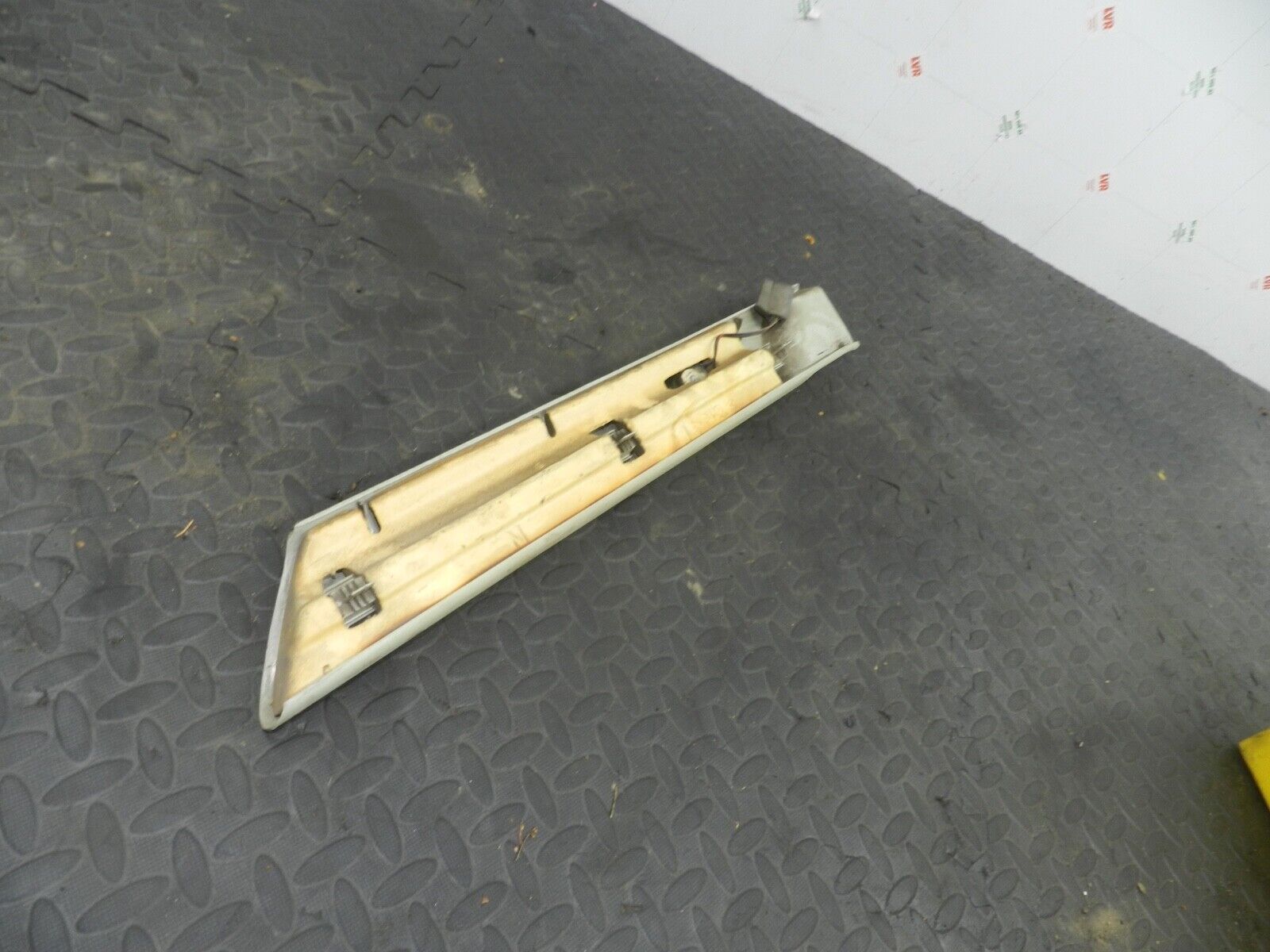 155 1999 LAND ROVER DISCOVERY 2 V8. PASSENGER SIDE A PILLAR TRIM
