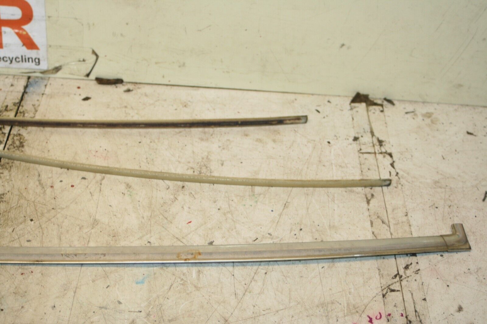 1988 BMW 525 E28. REAR WINDSCREEN CHROME TRIM PLASTIC - Image 5