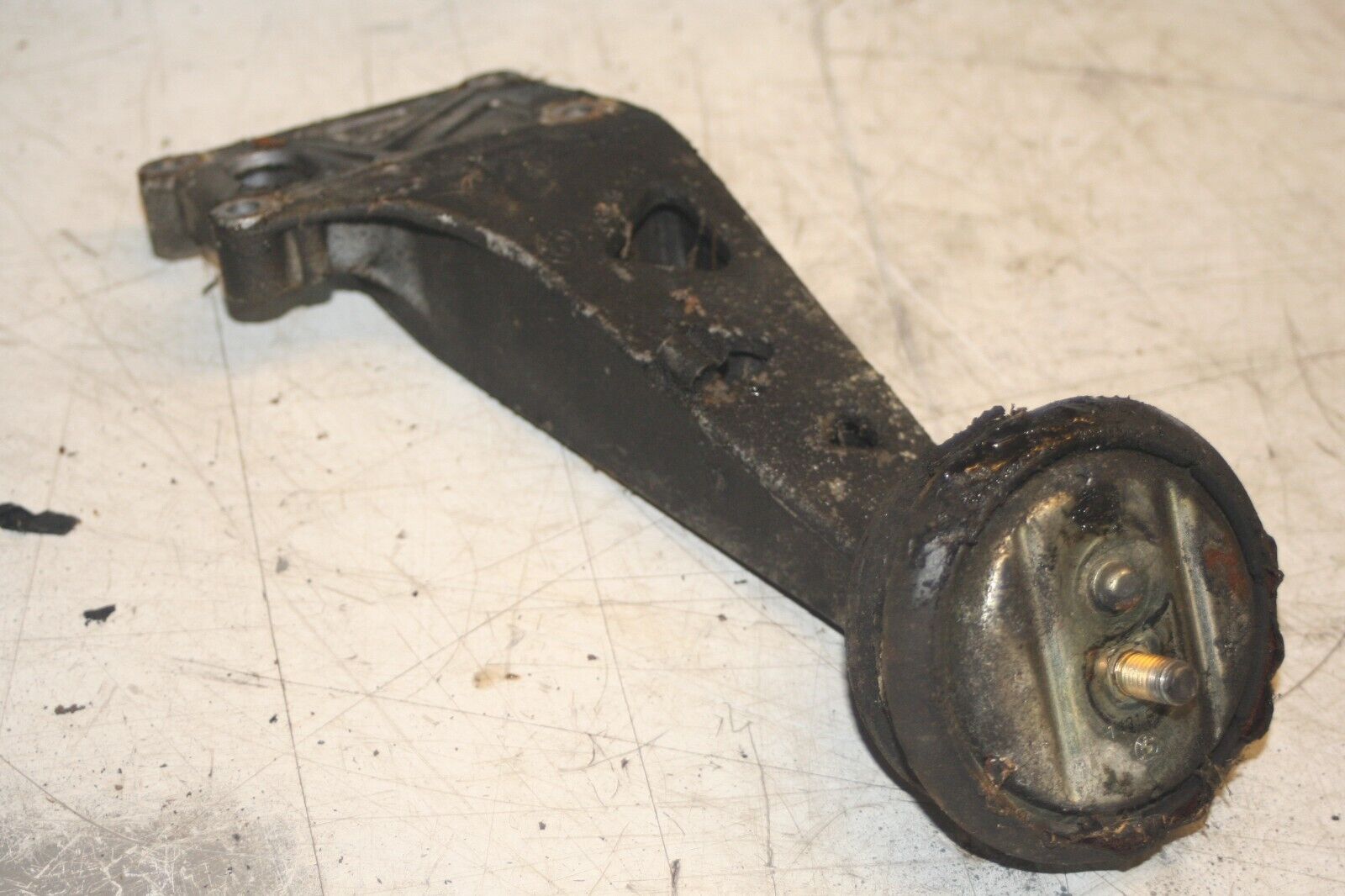 1988 BMW 735 7SERIES E32. ENGINE MOUNT BRACKET - Image 2