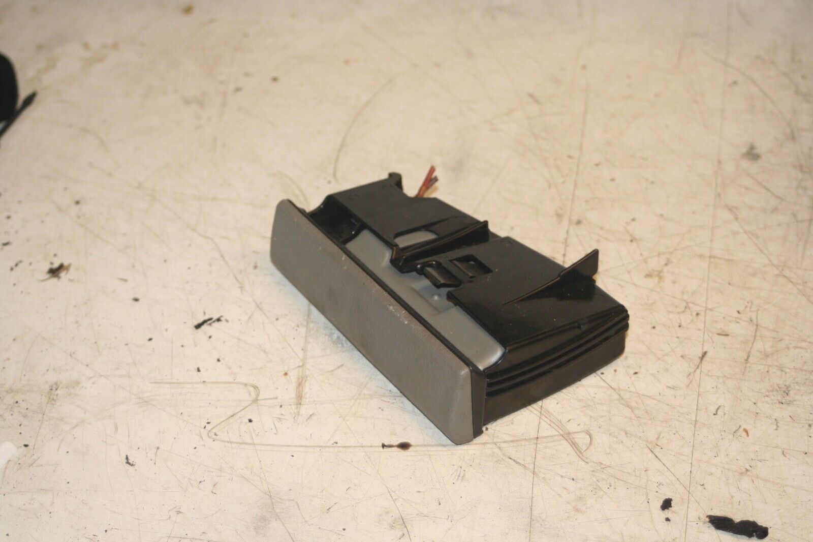 1988 BMW 735 7SERIES E32. ASHTRAY 12V SOCKET - Image 2