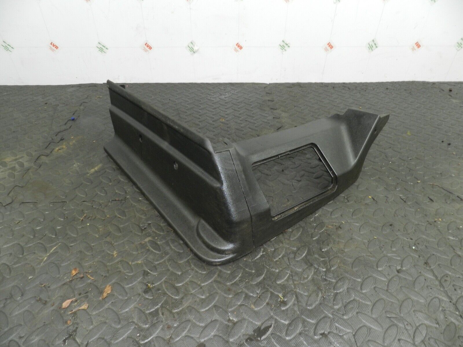 155 1999 LAND ROVER DISCOVERY 2 V8. DRIVER SIDE FRONT SEAT PLASTIC TRIM