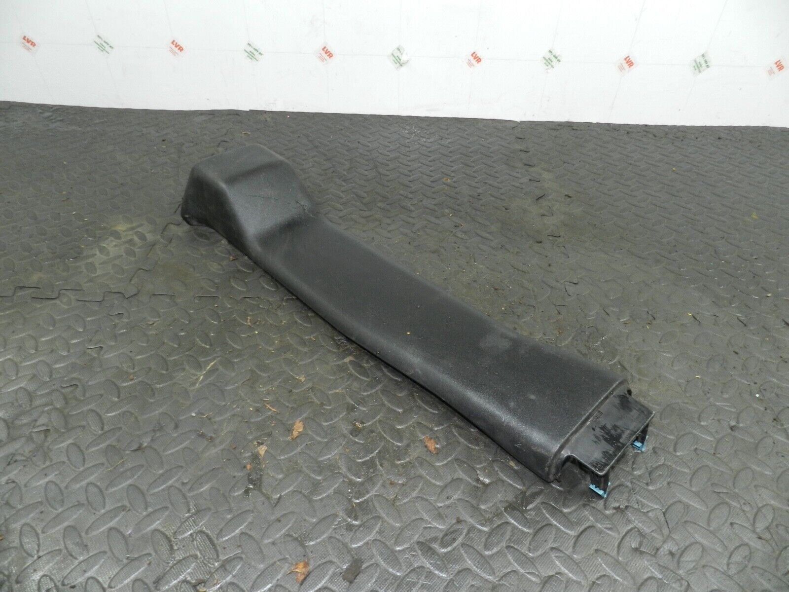 155 1999 LAND ROVER DISCOVERY 2 V8. B PILLAR LOWER PASSENGER SIDE