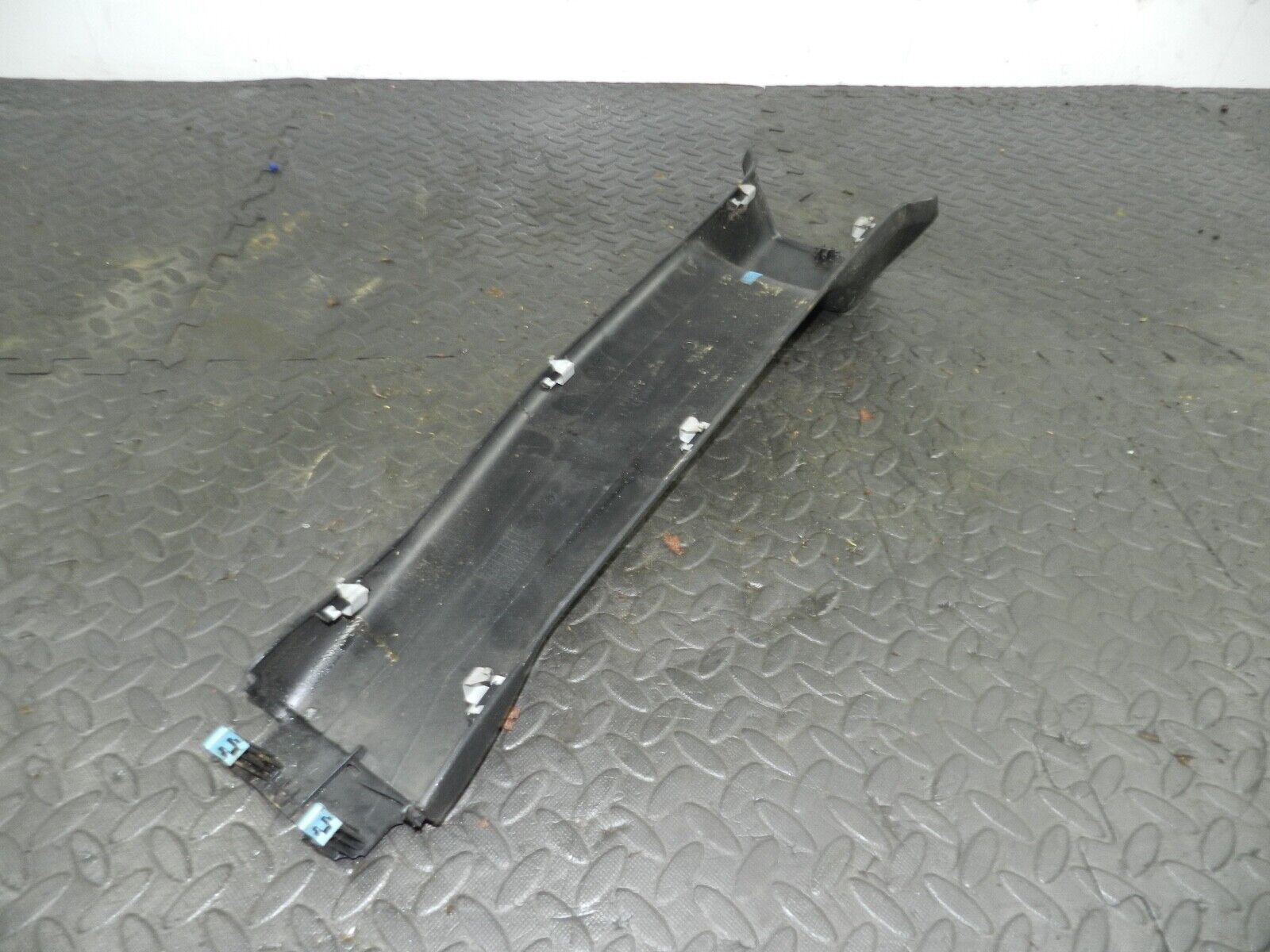 155 1999 LAND ROVER DISCOVERY 2 V8. B PILLAR LOWER DRIVER SIDE