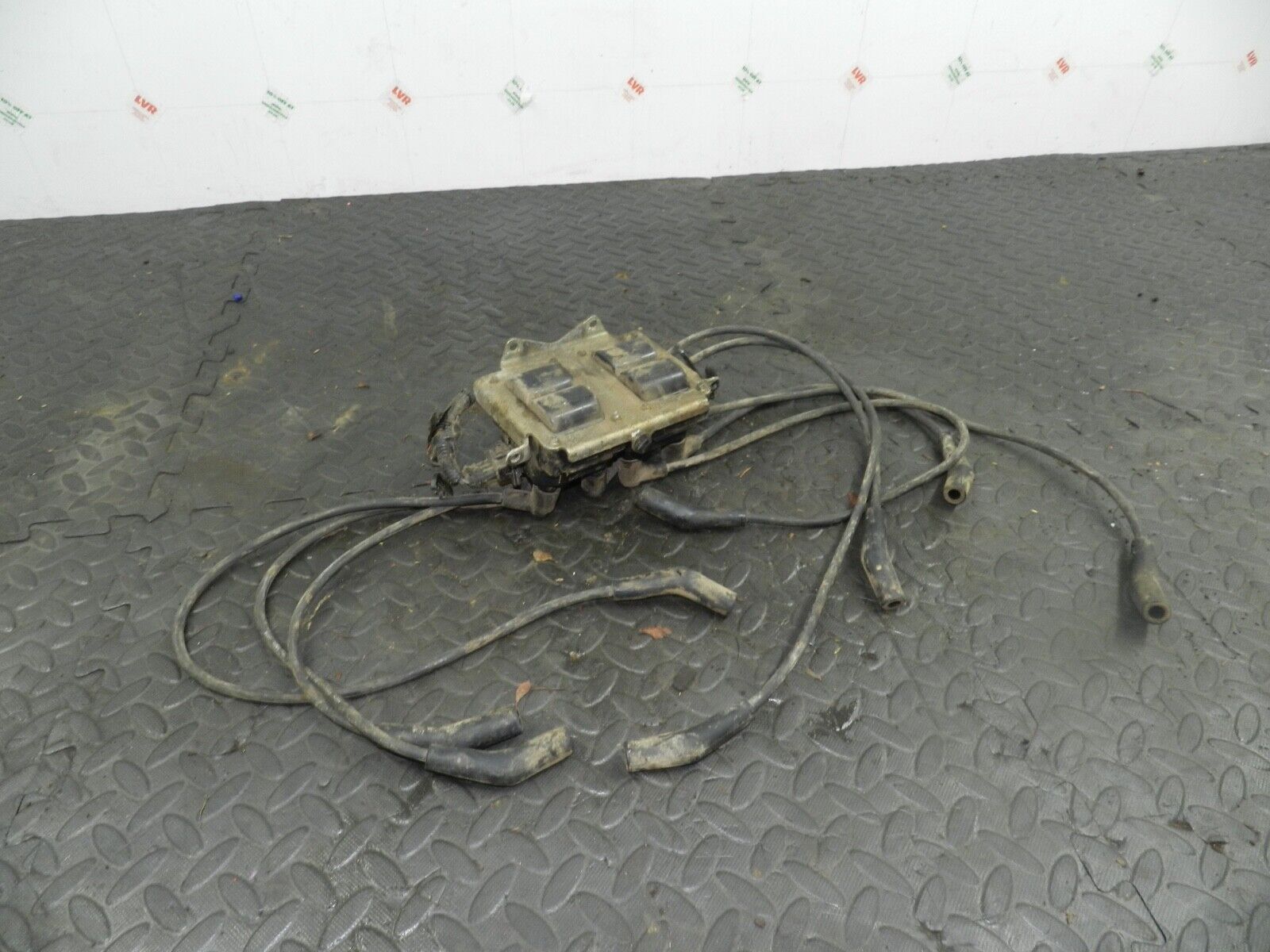 155 1999 LAND ROVER DISCOVERY 2 V8. IGNITION COIL PADS + HT LEADS - Image 2