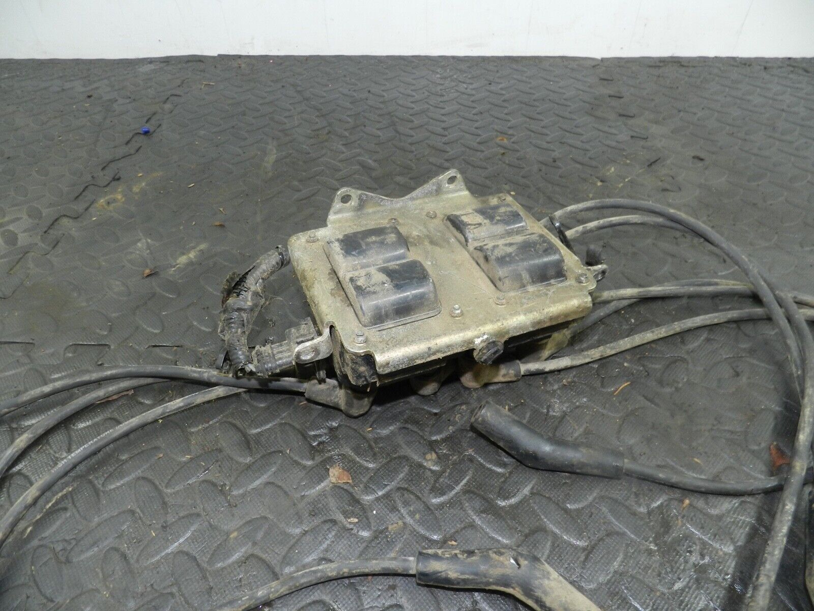 155 1999 LAND ROVER DISCOVERY 2 V8. IGNITION COIL PADS + HT LEADS - Image 4