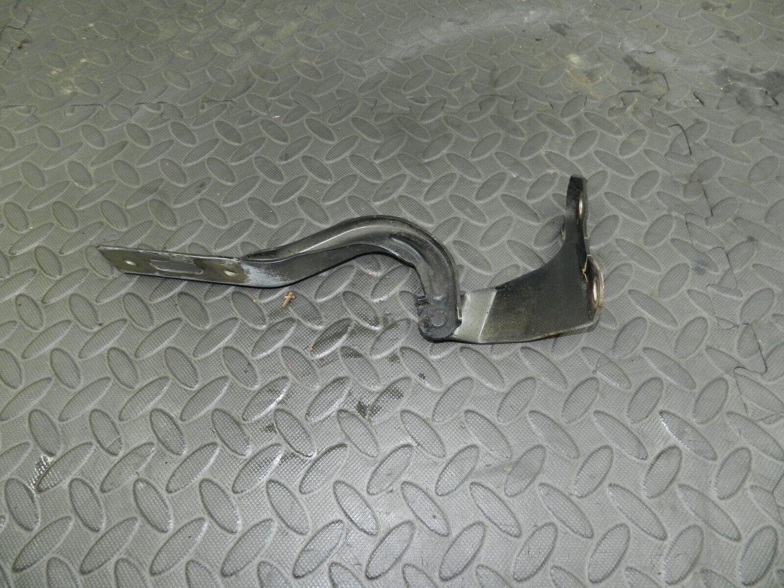 148 2007 HONDA CRV MK3. BONNET HINGES BOTH