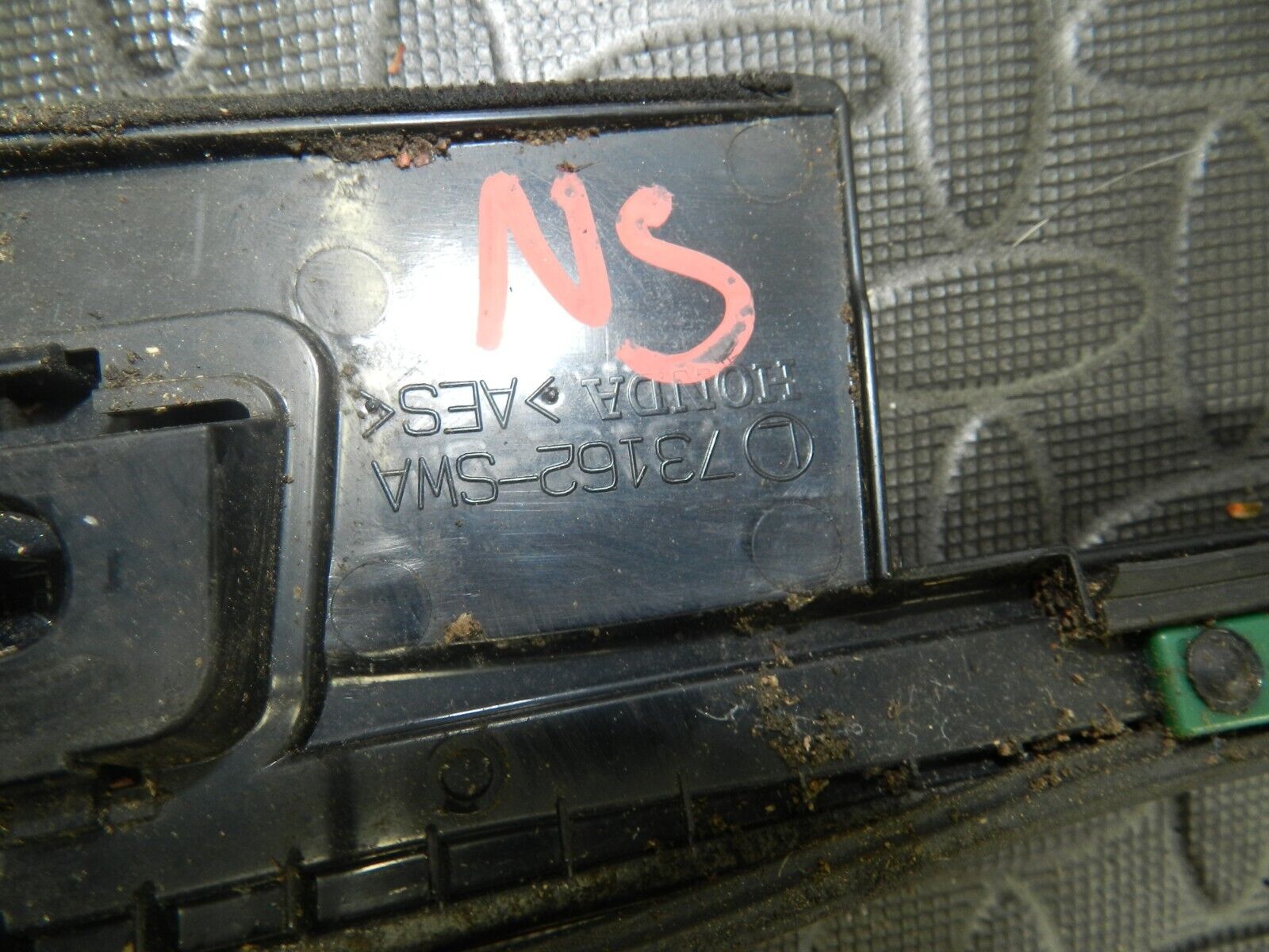 148 2007 HONDA CRV MK3. PASSENGER SIDE WIND SCREEN TRIM - Image 2