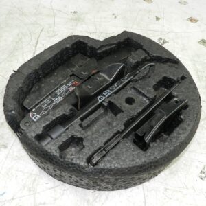 134. 1997-2002 JAGUAR XJ8. EMERGENCY TOOLS AND HOUSING