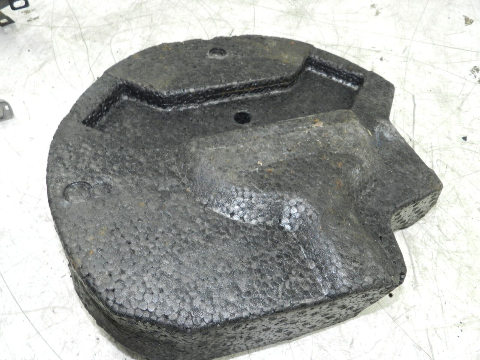 134. 1997-2002 JAGUAR XJ8. EMERGENCY TOOLS AND HOUSING - Image 2