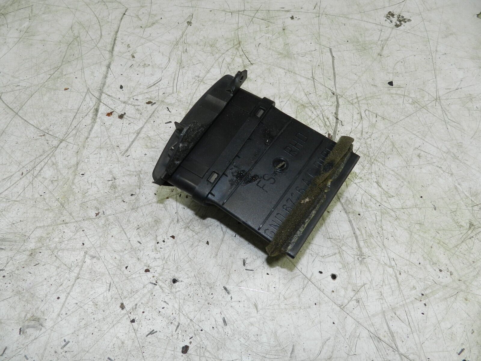 134. 1997-2002 JAGUAR XJ8. AIR VENT - Image 2