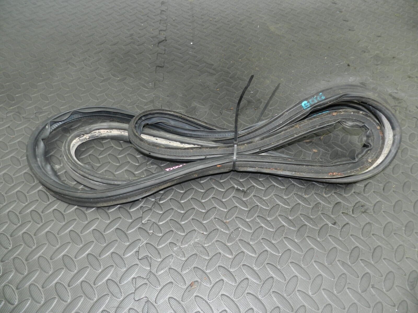 148 2007 HONDA CRV MK3. BOOT LID TAIL GATE DOOR RUBBER SEAL