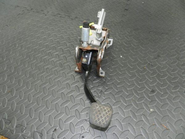 148 2007 HONDA CRV MK3. CLUTCH PEDAL AND MASTER CYLINDER