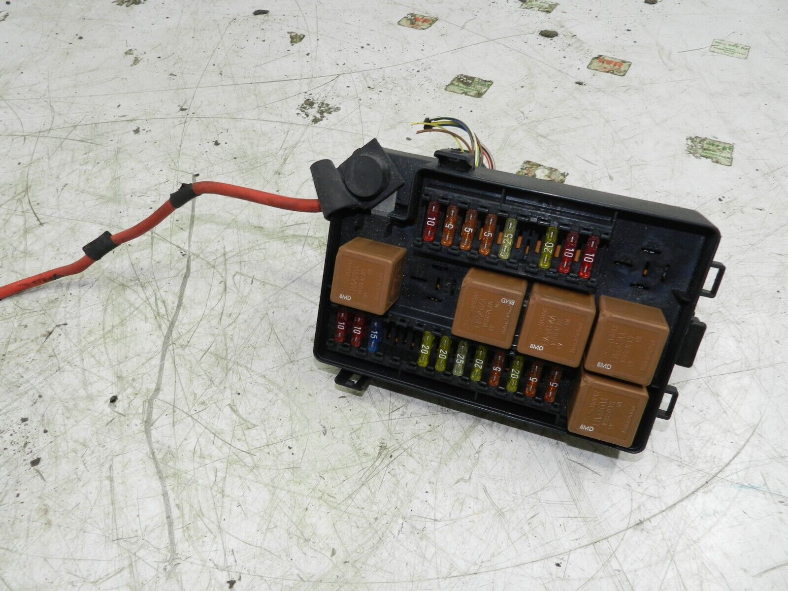 134. 1997-2002 JAGUAR XJ8. FUSE BOX BOARD