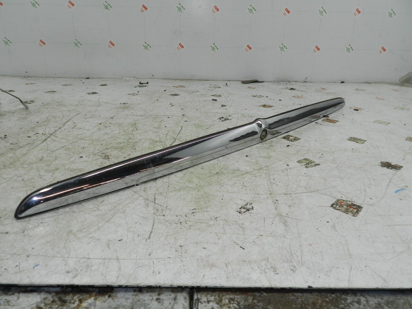 134. 1997-2002 JAGUAR XJ8. BOOT TAIL GATE CHROME HANDLE
