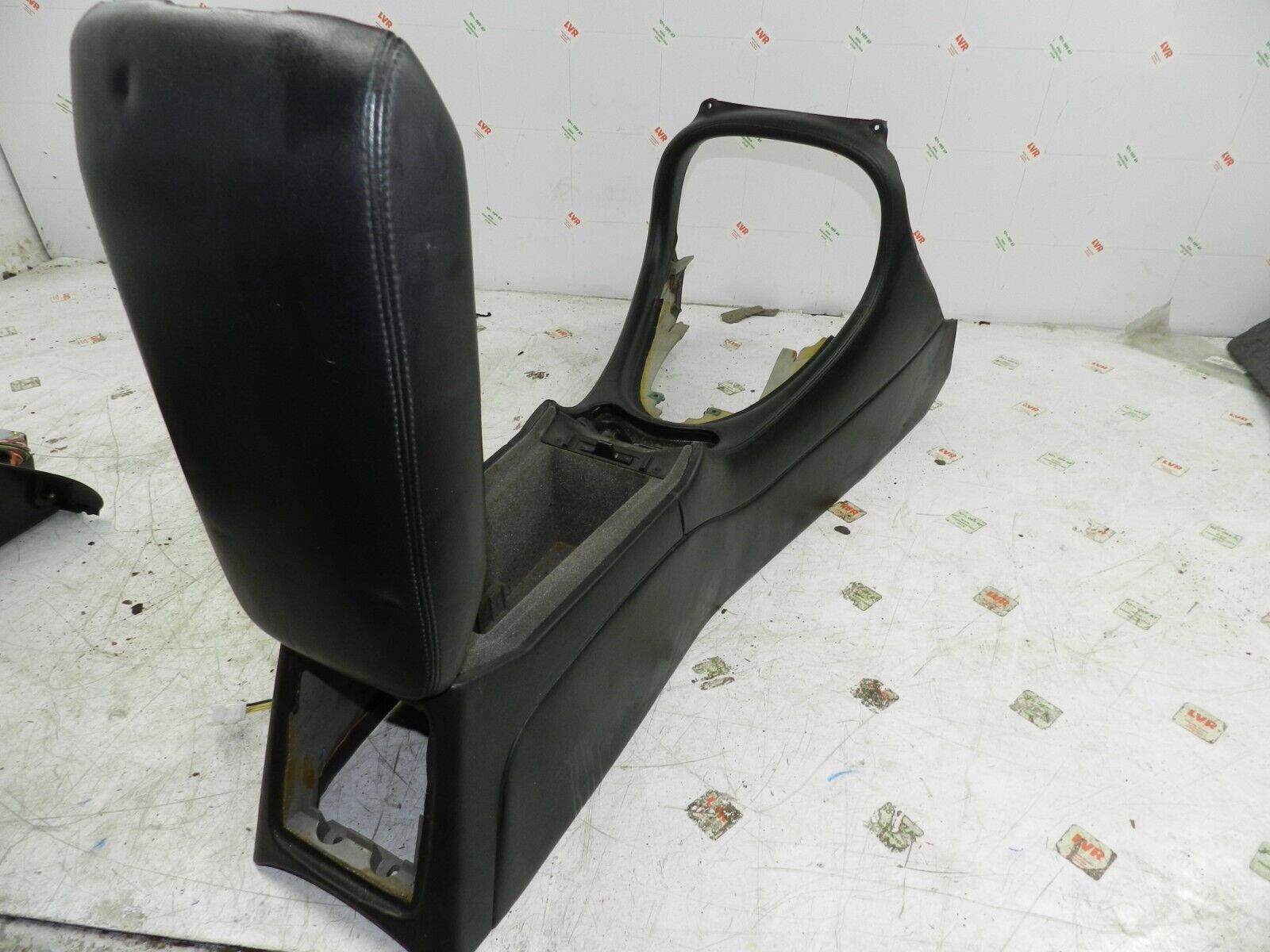 134. 1997-2002 JAGUAR XJ8. CENTRE CONSOLE WITH ARM REST