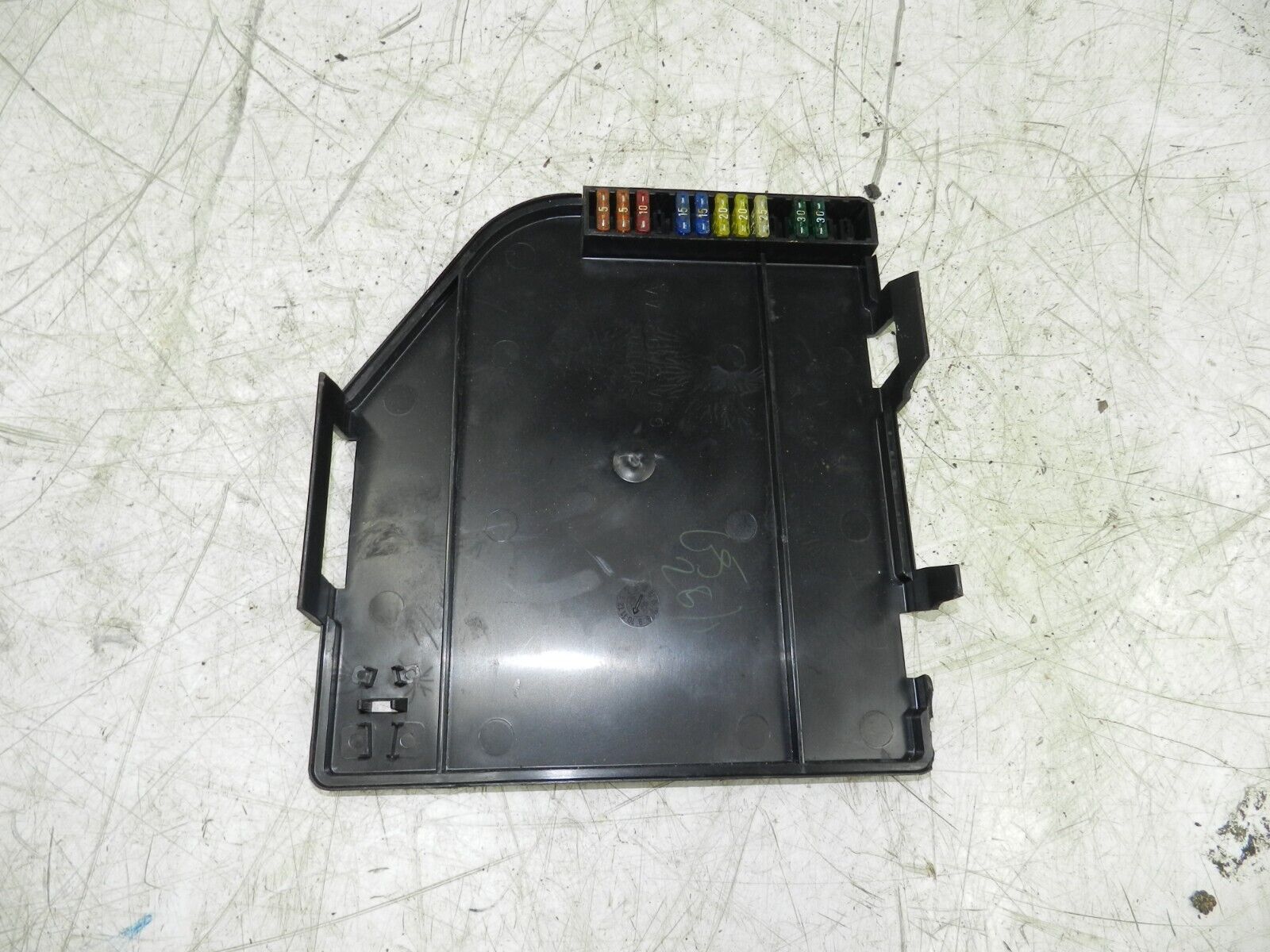 134. 1997-2002 JAGUAR XJ8. FUSE BOX COVER LID
