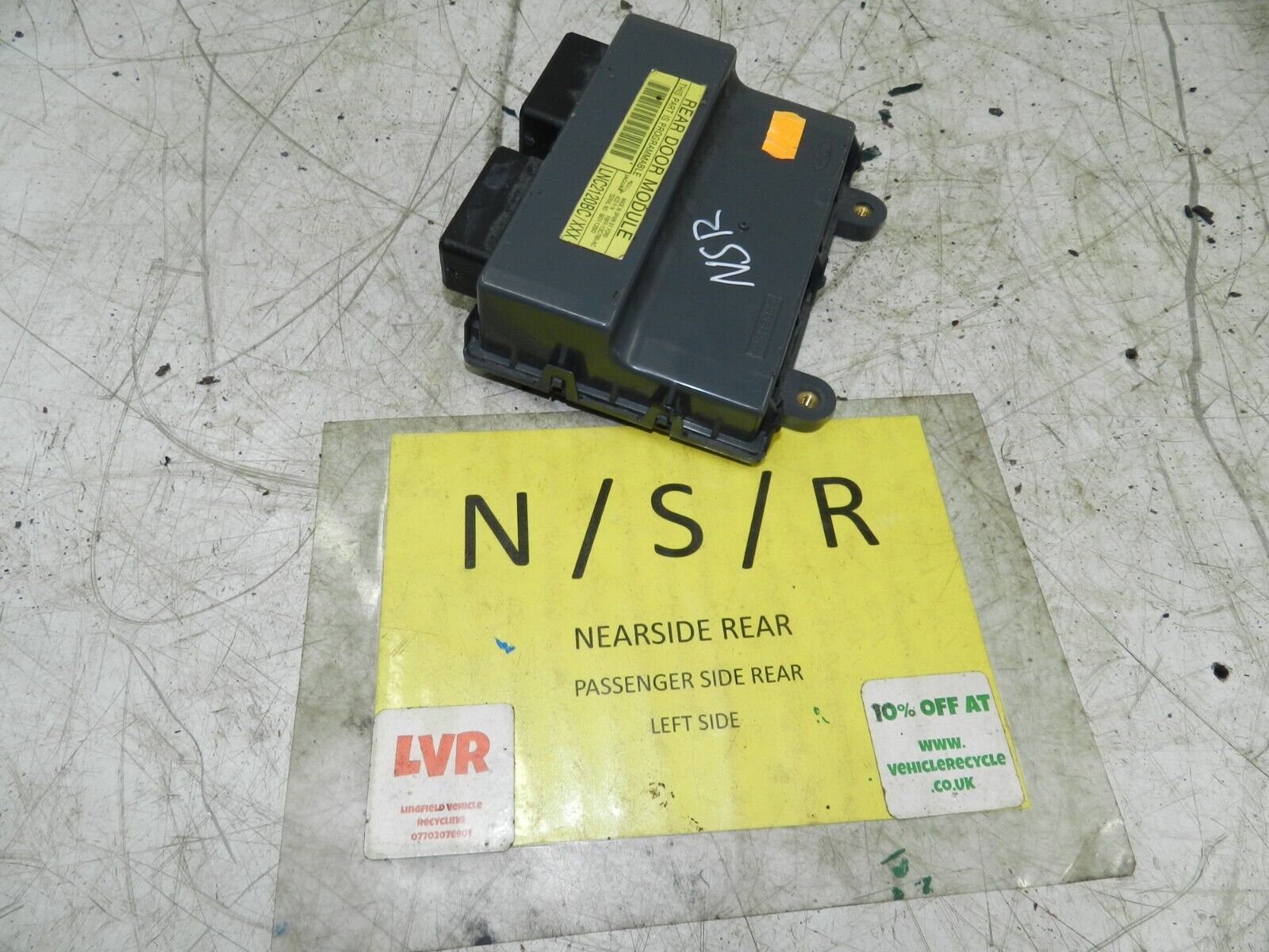 134. 1997-2002 JAGUAR XJ8. PASSENGER SIDE REAR DOOR MODULE