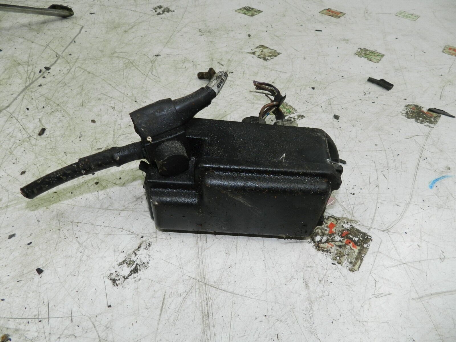 134. 1997-2002 JAGUAR XJ8. FUSE BOX BOARD