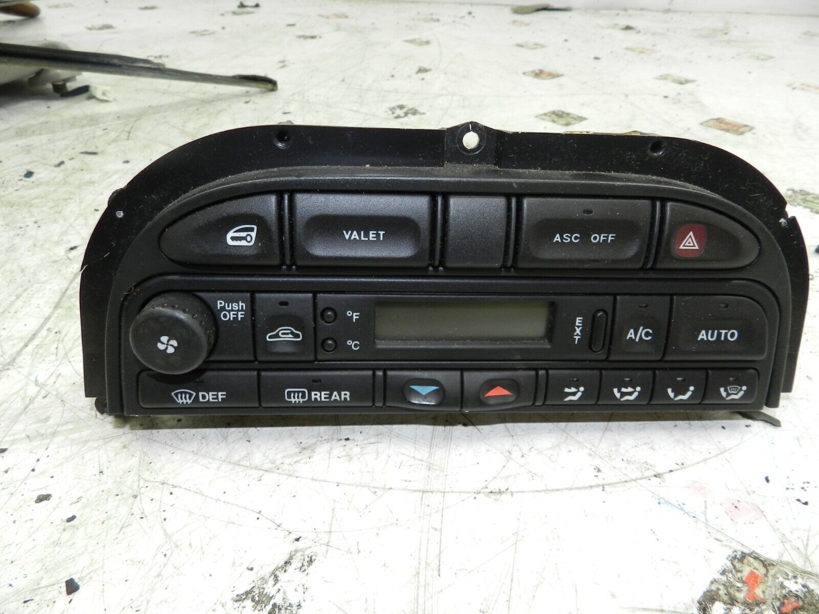 134. 1997-2002 JAGUAR XJ8. CLIMATE CONTROL BUTTONS