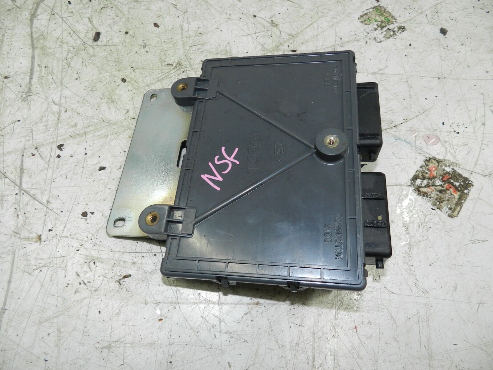 134. 1997-2002 JAGUAR XJ8. PASSENGER SIDE FRONT DOOR MODULE MOTOR ECU