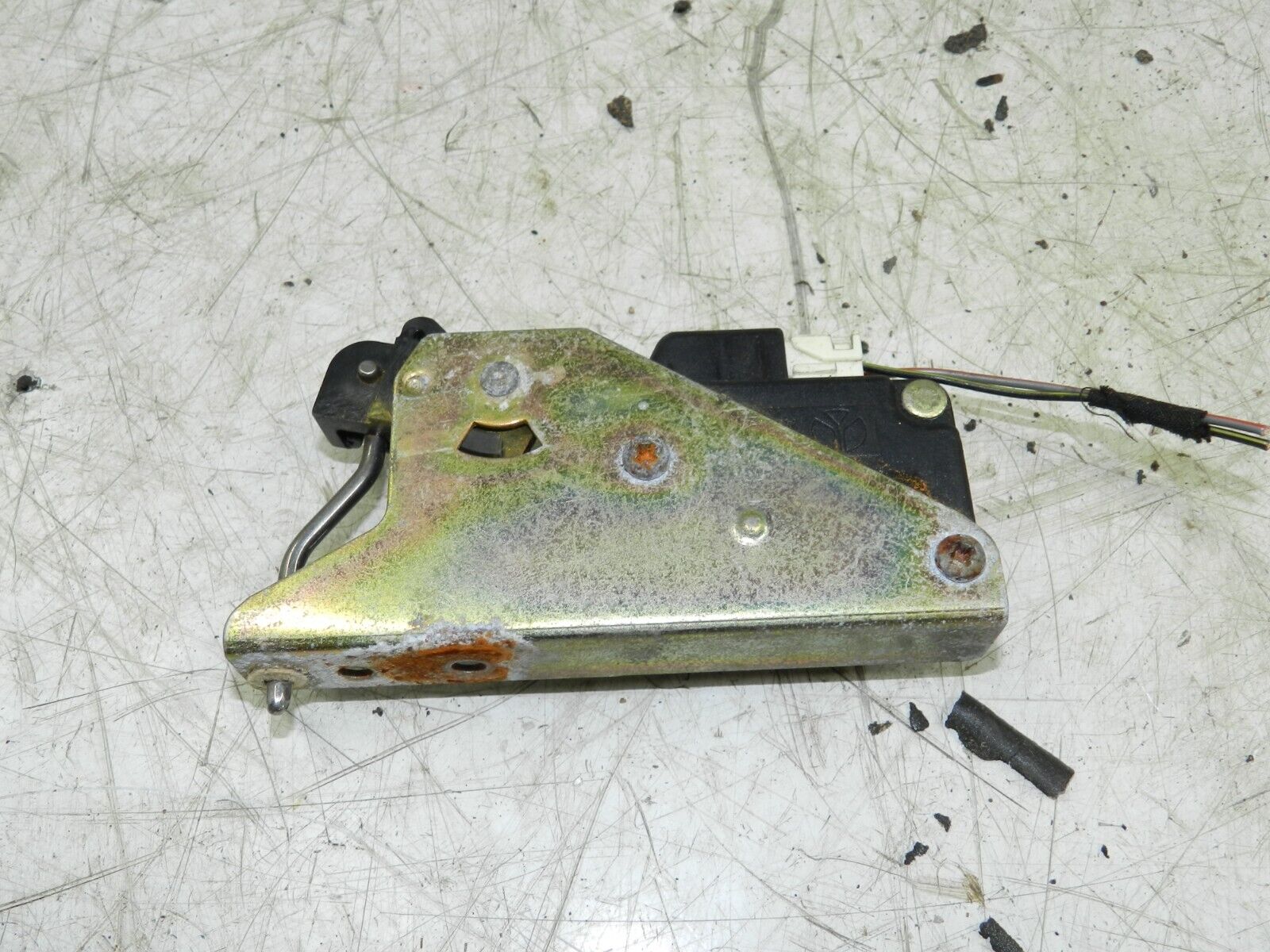 134. 1997-2002 JAGUAR XJ8. LOCKING ACTUATOR - Image 2