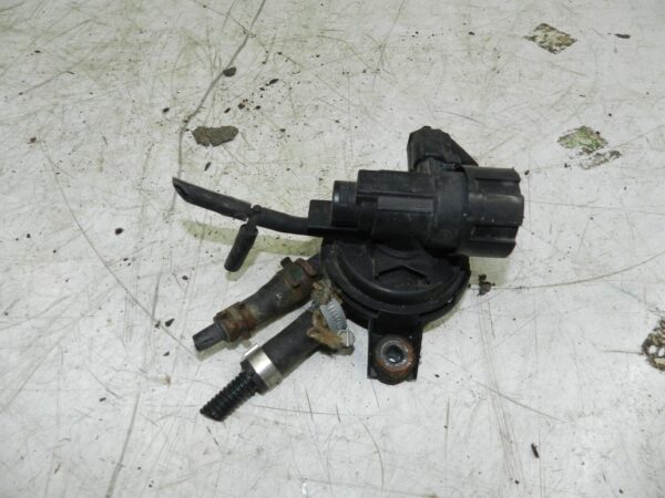 134. 1997-2002 JAGUAR XJ8. AIR VACUUM VALVE