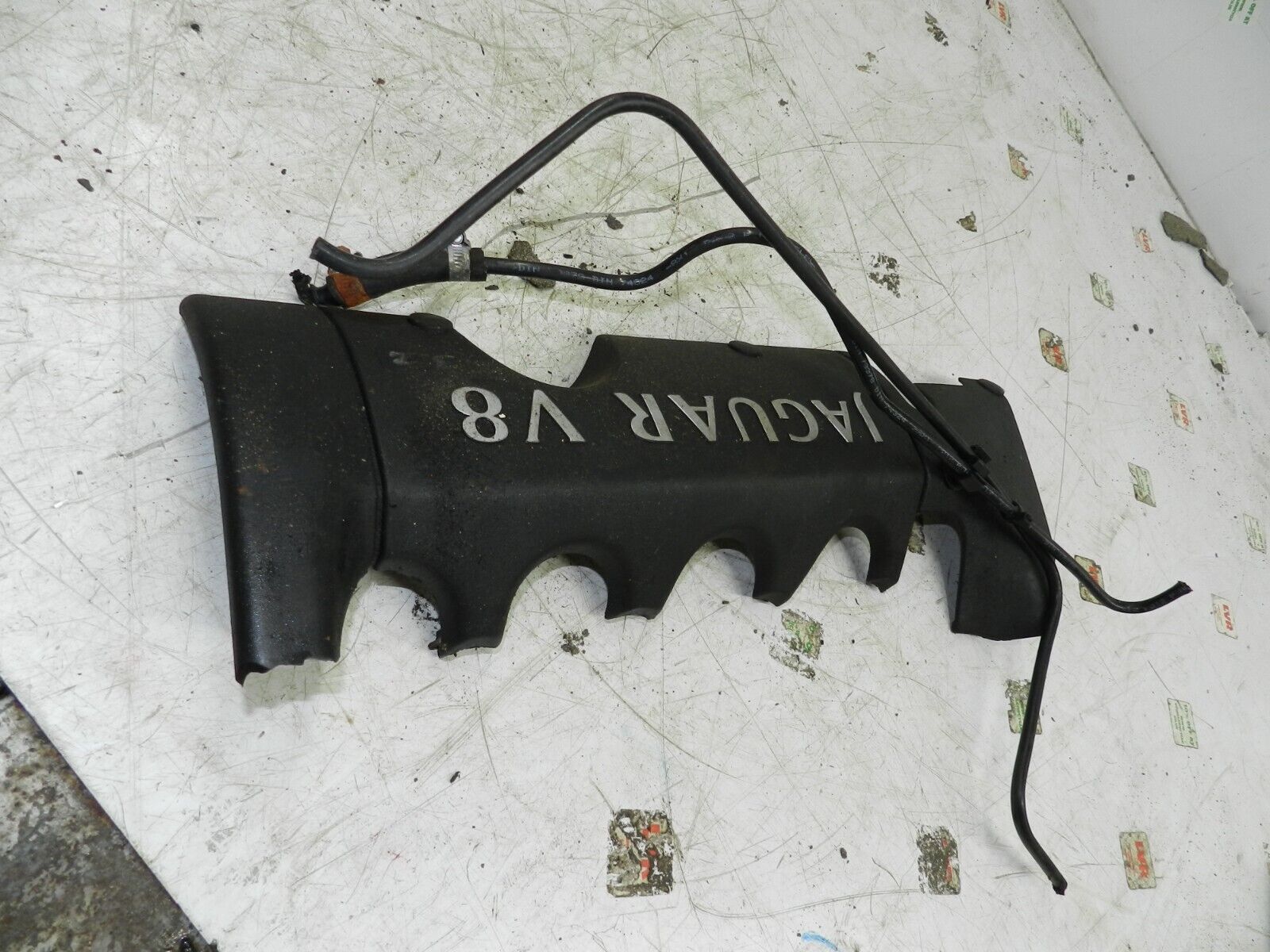 134. 1997-2002 JAGUAR XJ8. JAGUAR V8 ENGINE COVER