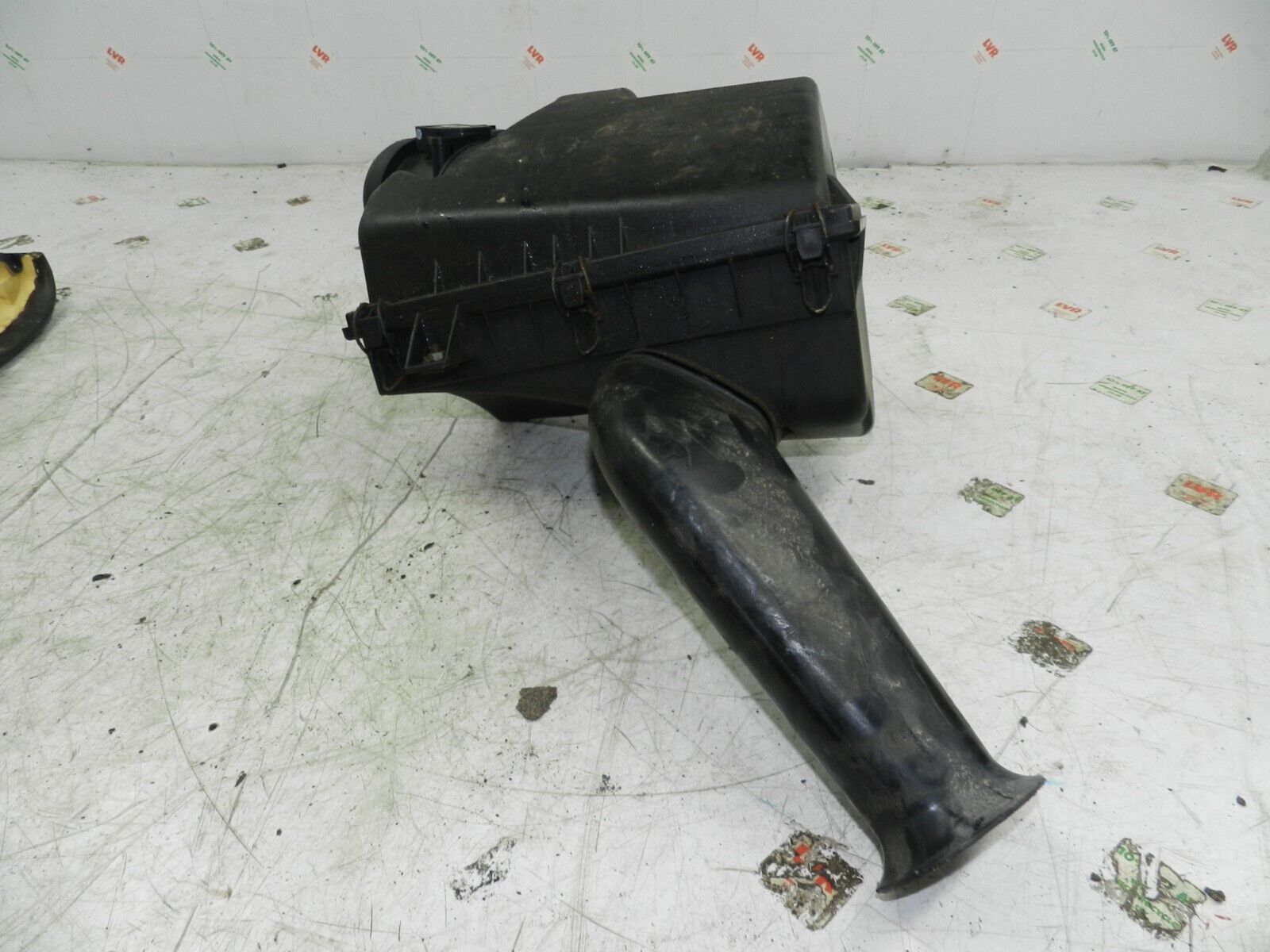 134. 1997-2002 JAGUAR XJ8. AIR FILTER HOUSING BOX MAF - Image 2