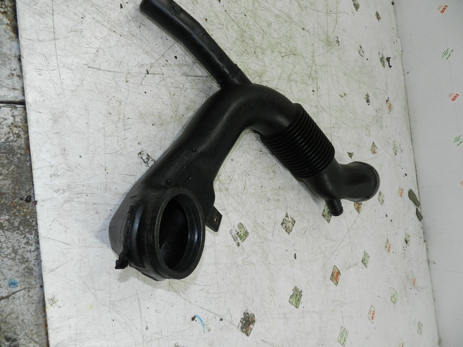 134. 1997-2002 JAGUAR XJ8. INTAKE PIPE - Image 2