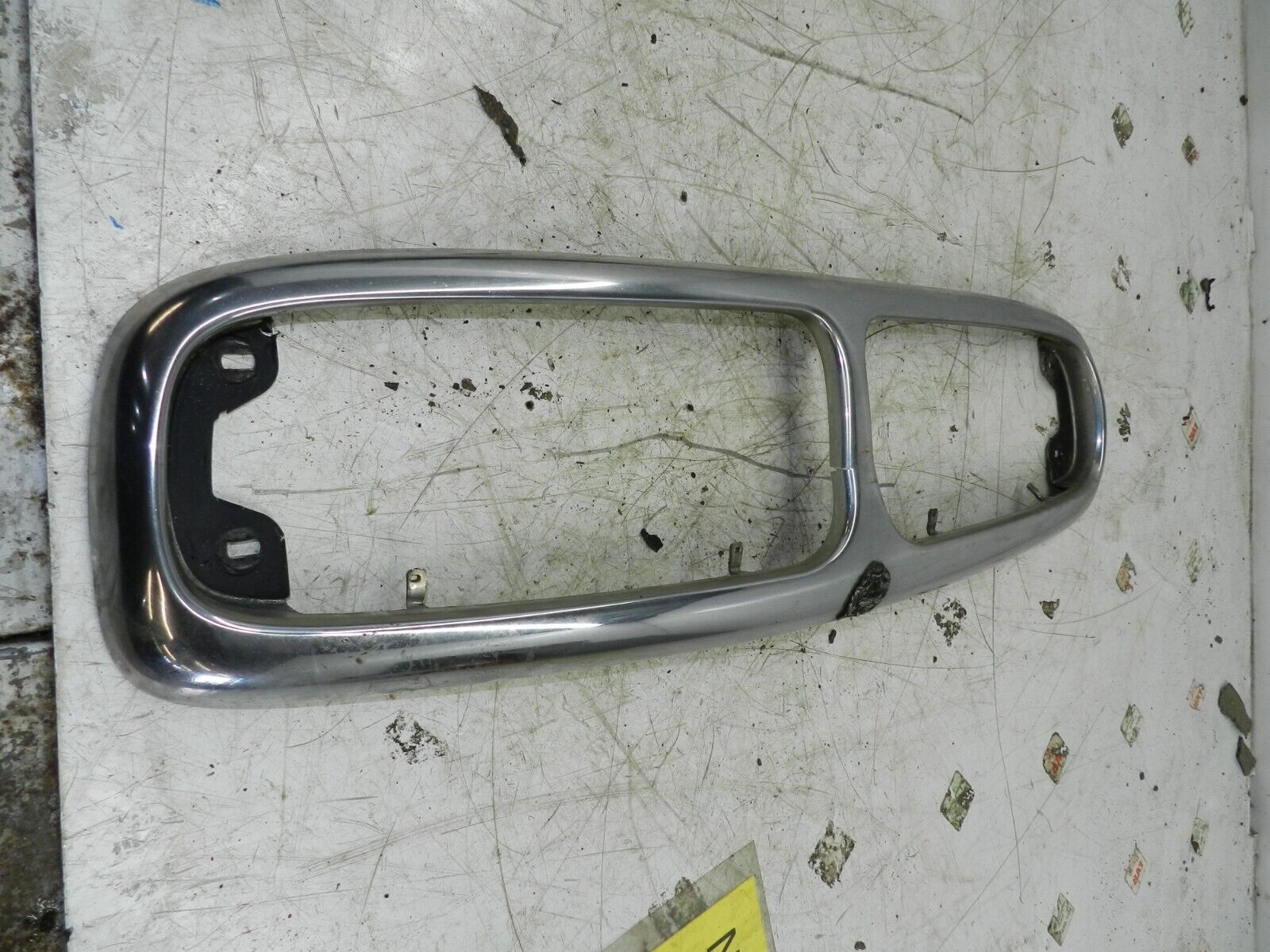 134. 1997-2002 JAGUAR XJ8.  CHROME GRILLE CRACKED