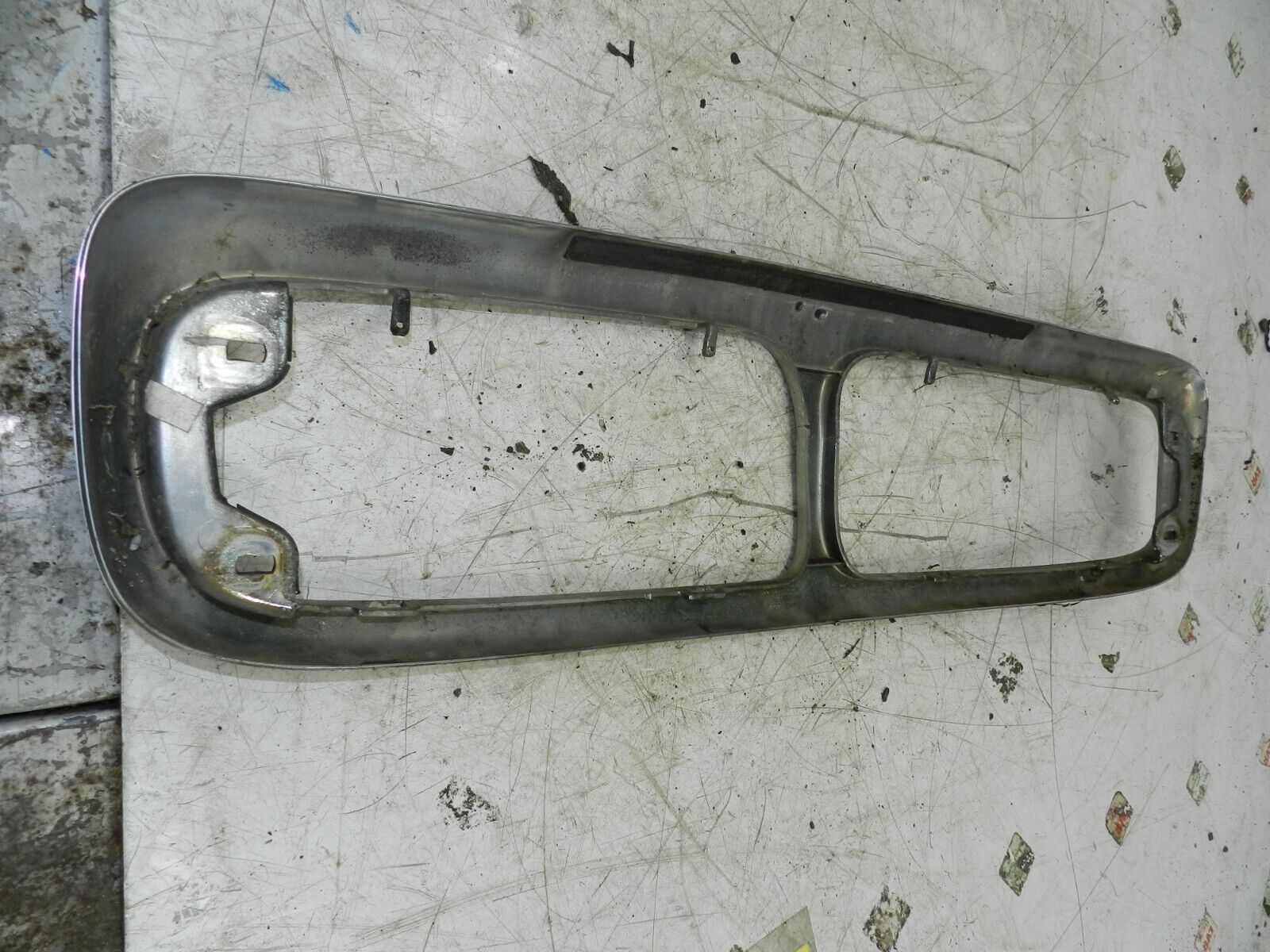 134. 1997-2002 JAGUAR XJ8. CHROME GRILLE CRACKED - Image 2