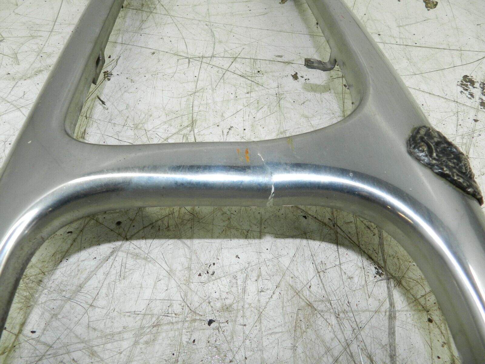 134. 1997-2002 JAGUAR XJ8. CHROME GRILLE CRACKED - Image 3