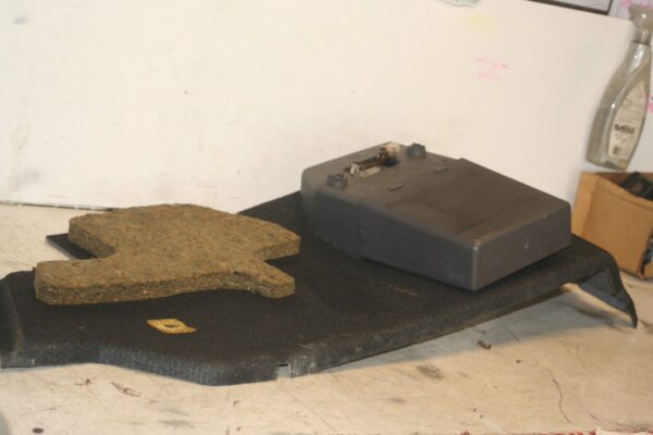 1999 VOLVO C70 2.4 PETROL. BOOT SIDE PANEL CARPET - Image 4