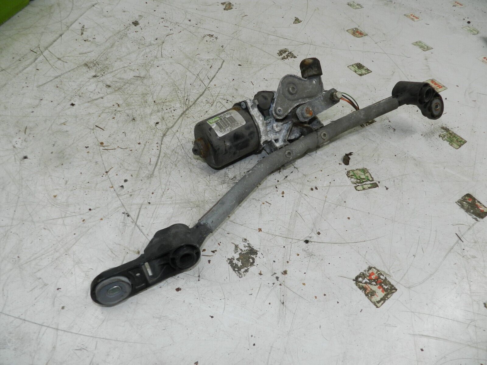 (126) RENAULT CLIO MK3 FACELIFT. FRONT WIPER MOTOR AND FRAME - Image 2