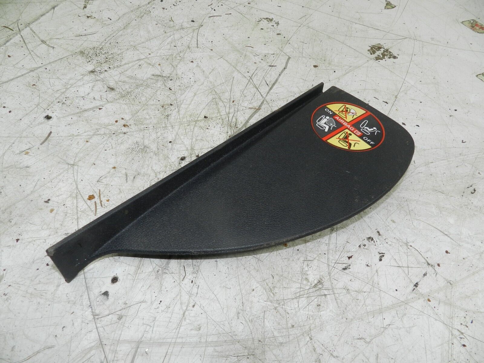 (126) RENAULT CLIO MK3 FACELIFT. DASHBOARD END TRIM