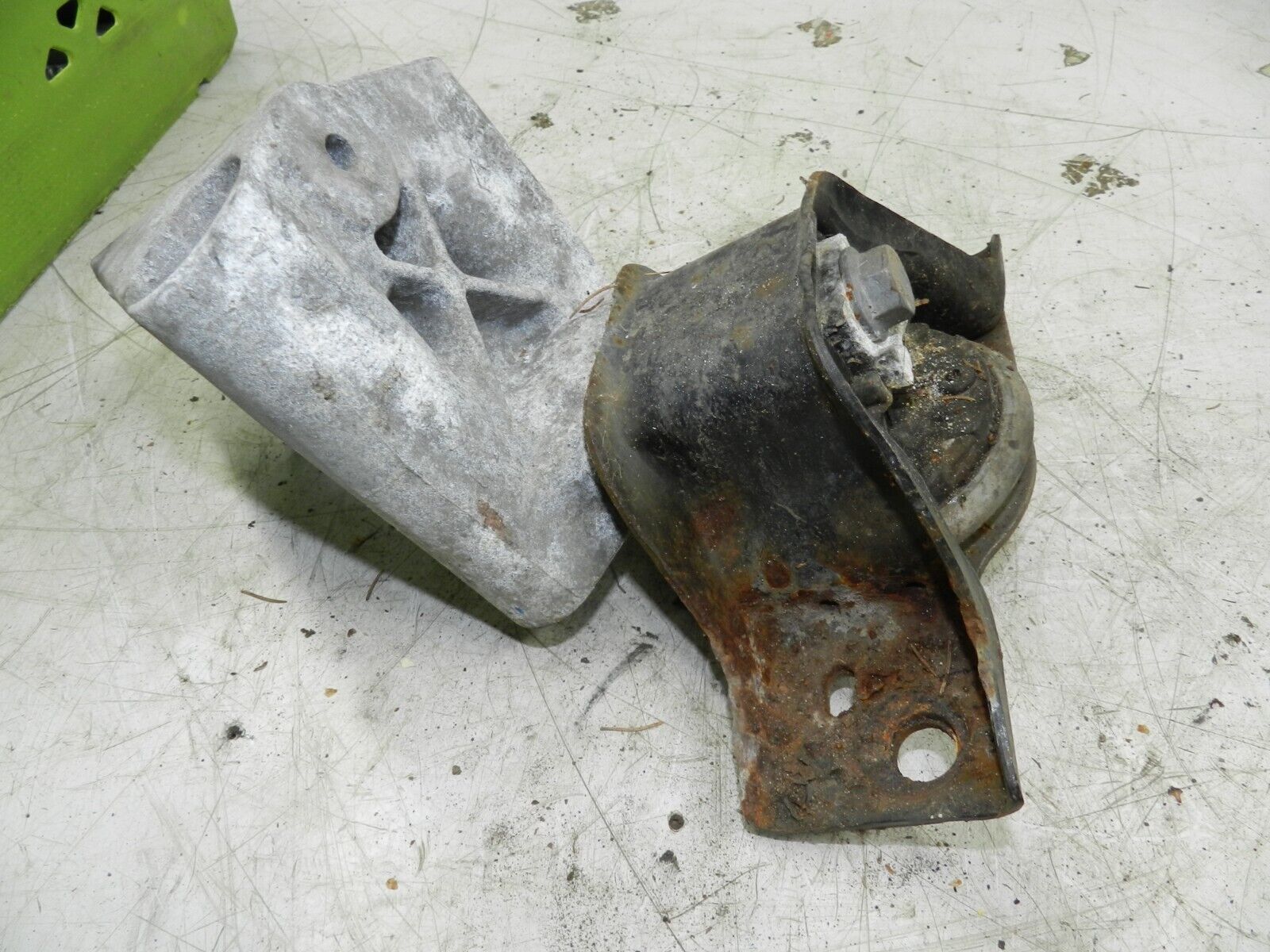 (126) RENAULT CLIO MK3 FACELIFT. ENGINE MOUNT