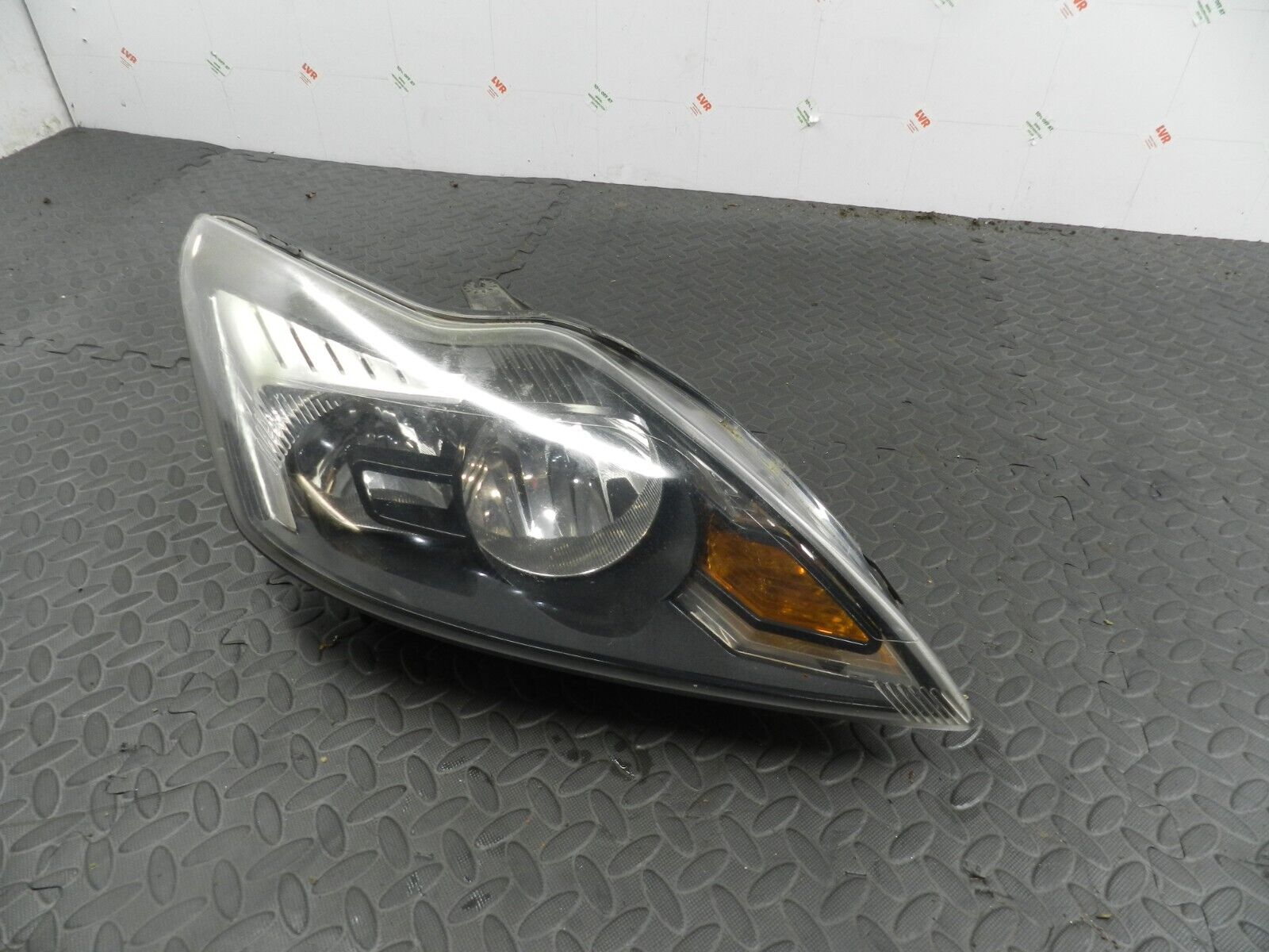 151. 2008 FORD FOCUS MK2 TITANIUM. DRIVER SIDE HEAD LIGHT - Image 2