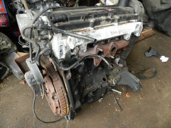 (126) RENAULT CLIO MK3 FACELIFT. 1.5 DCI DIESEL BARE ENGINE - SNAPPED INJECTOR