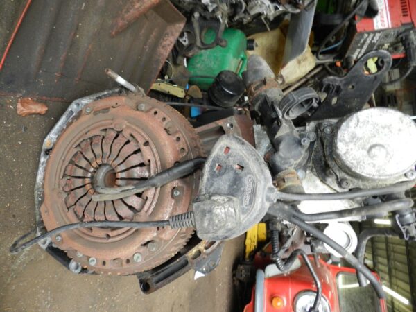 (126) RENAULT CLIO MK3 FACELIFT. 1.5 DCI DIESEL BARE ENGINE - SNAPPED INJECTOR - Image 2