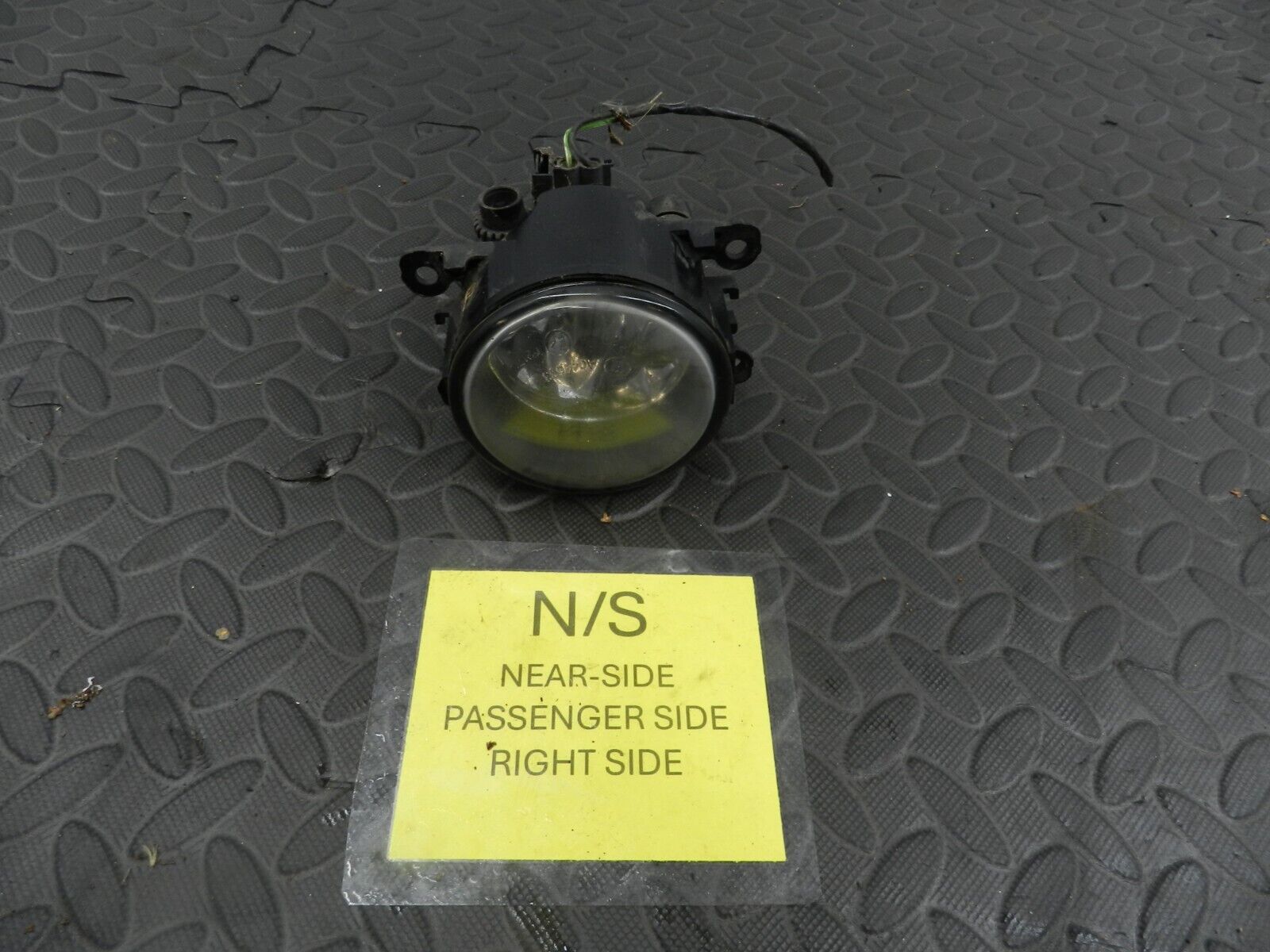 151. 2008 FORD FOCUS MK2 TITANIUM. PASSENGER SIDE FRONT FOG LIGHT