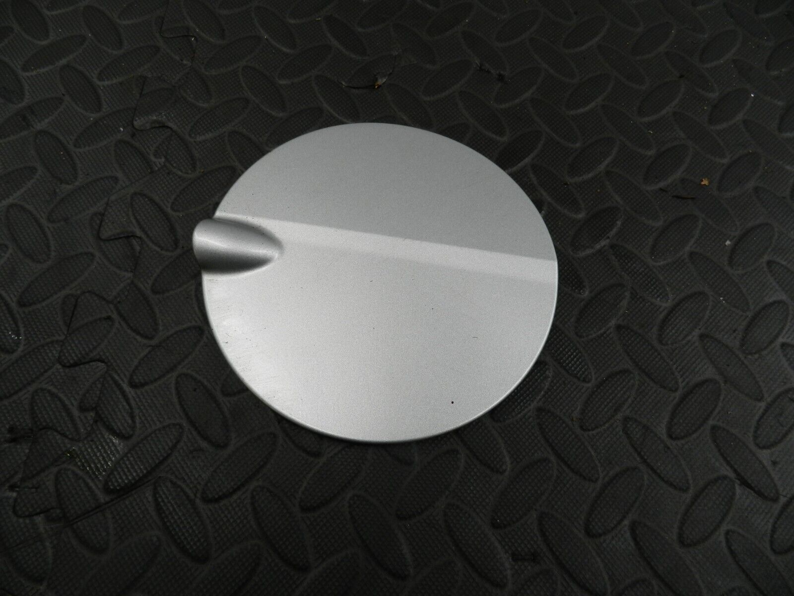 151. 2008 FORD FOCUS MK2 TITANIUM. FUEL FLAP CAP IN SILVER
