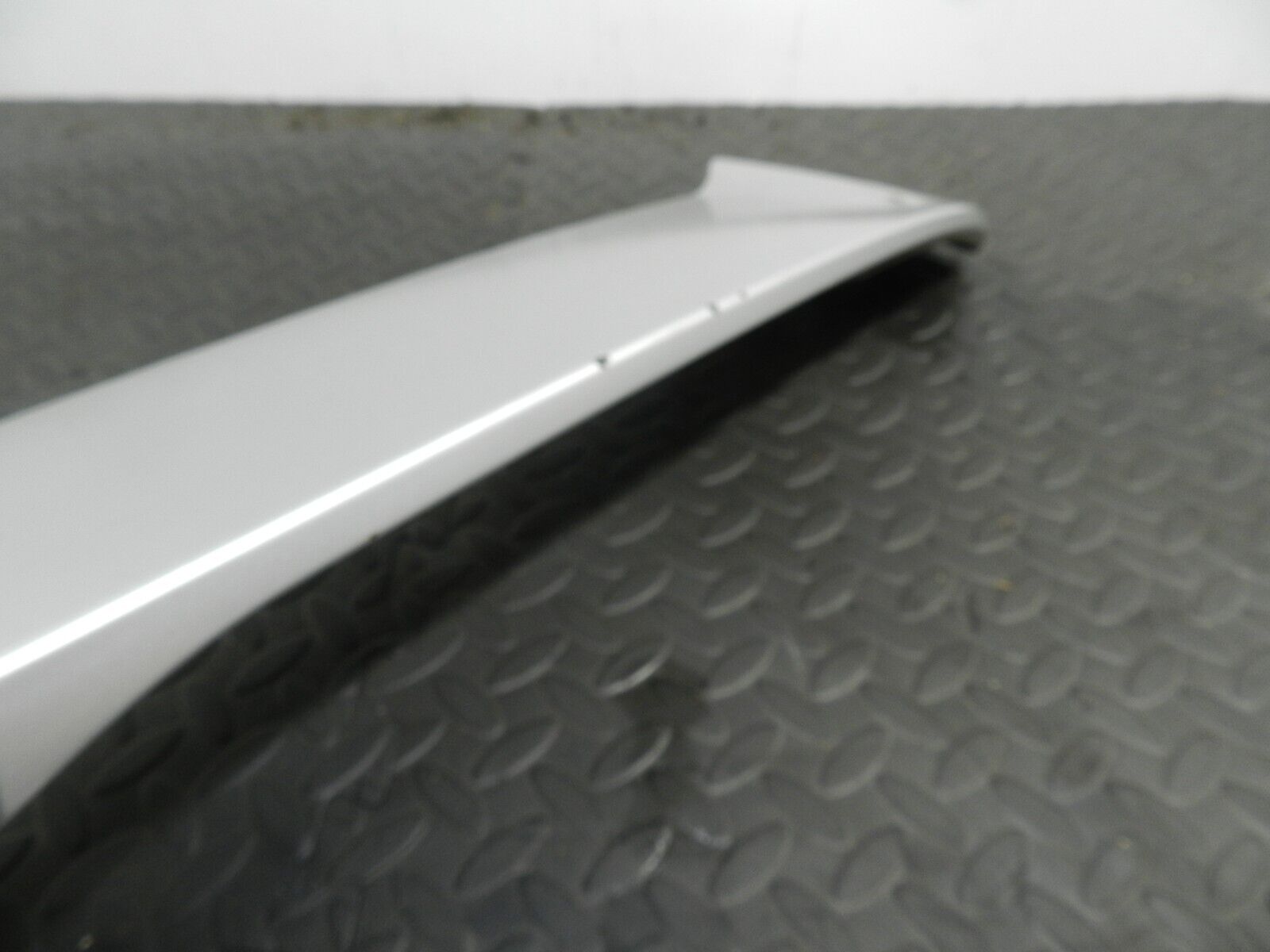 151. 2008 FORD FOCUS MK2 TITANIUM. REAR BOOT LID SPOILER IN SILVER - Image 2