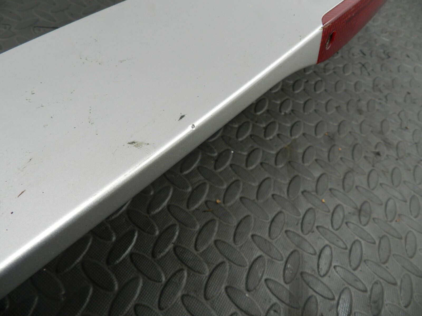 151. 2008 FORD FOCUS MK2 TITANIUM. REAR BOOT LID SPOILER IN SILVER - Image 3