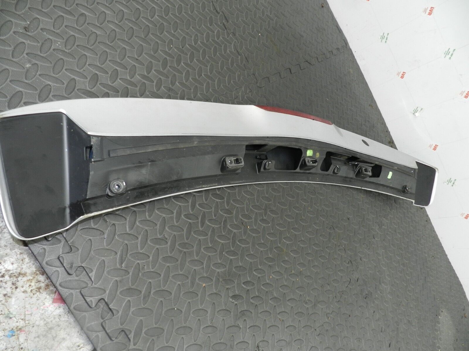 151. 2008 FORD FOCUS MK2 TITANIUM. REAR BOOT LID SPOILER IN SILVER - Image 4